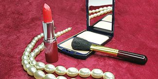 LOS COSMÉTICOS COLORIDOS Y LAS JOYAS