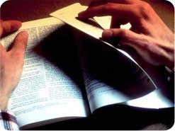13. Sind Sie bereit, moderne Propheten anhand der Bibel zu prüfen und auf den Rat jener zu hören, die mit der Heiligen Schrift übereinstimmen? Gott spricht immer noch durch wahre  Propheten. Ihr Wort ist das persönliche 